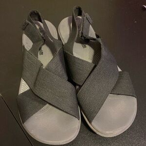 Clarks Cloudsteppers Sandals women’s, Black in color,Size 6